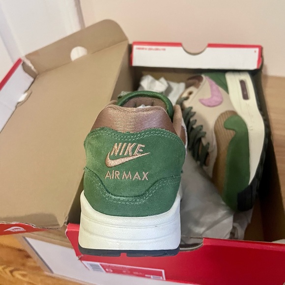 Nike - Picture 3 of 4